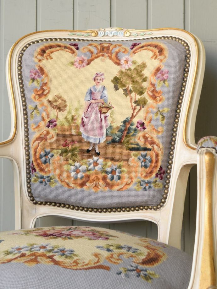 パーソナルチェア　アンティークチェア・椅子　プチポワンアームチェア　マリーアントワネットが愛した刺繍プチポワンとは18〜19世紀にかけて宮廷の貴婦人たちが余暇に楽しんだ刺繍のこと。(j-688-c)