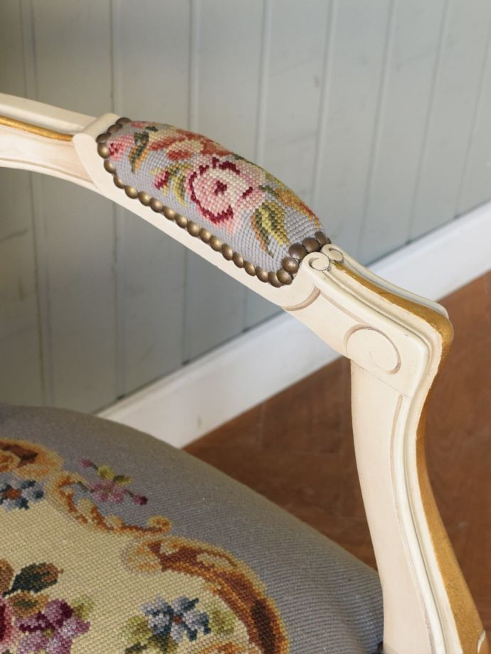 パーソナルチェア　アンティークチェア・椅子　プチポワンアームチェア　肘置きにもプチポワン座った時に便利なアームの部分にもプチポワンの刺繍が。(j-688-c)