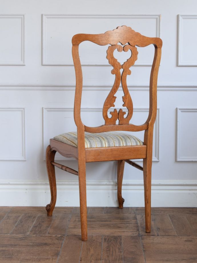 フランスのアンティークチェア、背もたれの装飾が豪華なフレンチダイニング用の椅子