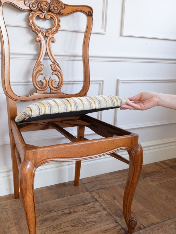 フランスのアンティークチェア、背もたれの装飾が豪華なフレンチダイニング用の椅子