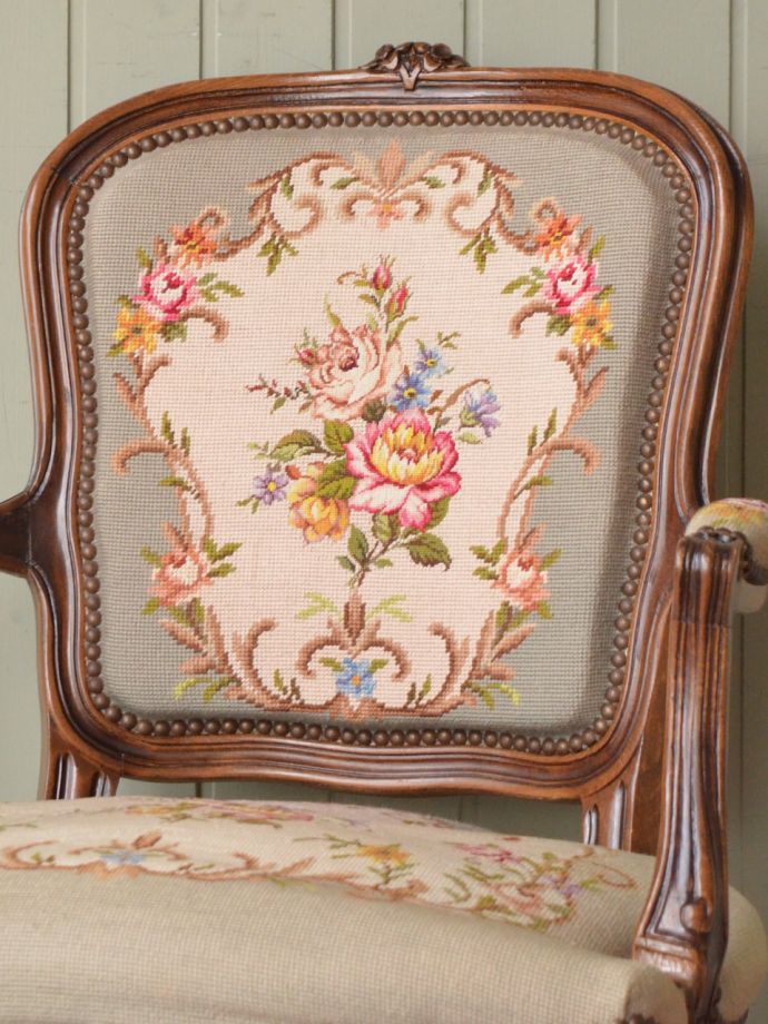 フランスの椅子らしい優雅な装飾