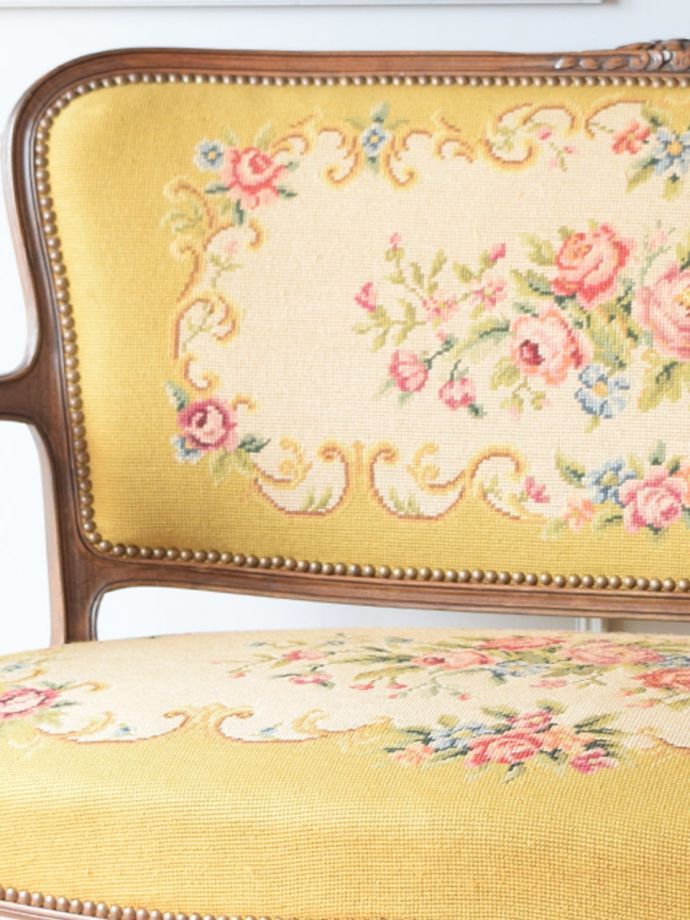 フランスのアンティークソファ、プチポワンの刺繍が美しいおしゃれなセティ