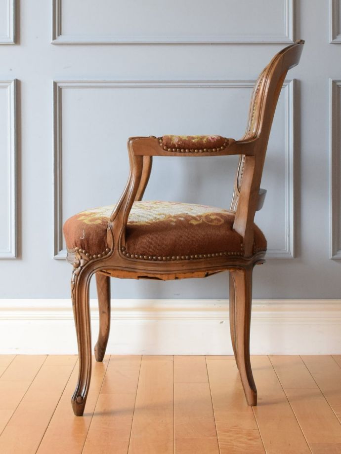 フランスのアンティークの椅子、プチポワンの刺繍が美しいアームチェア