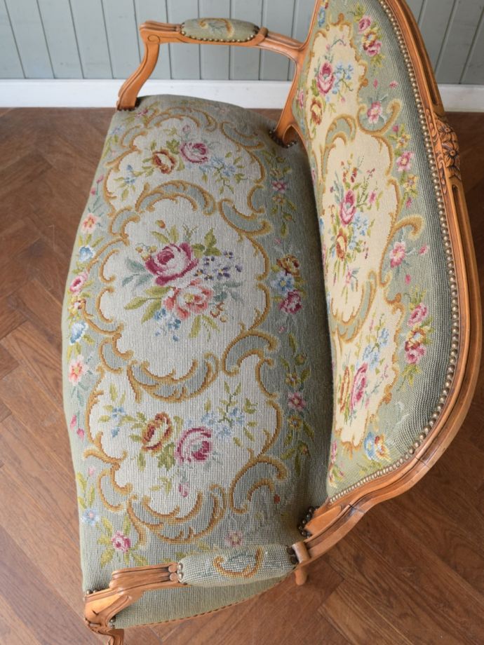 プチポワンの刺繍が美しいアンティークの長椅子、フランスから届いた