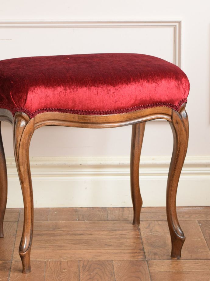 フランスから届いたアンティークの椅子、猫脚が優雅な布張りスツール