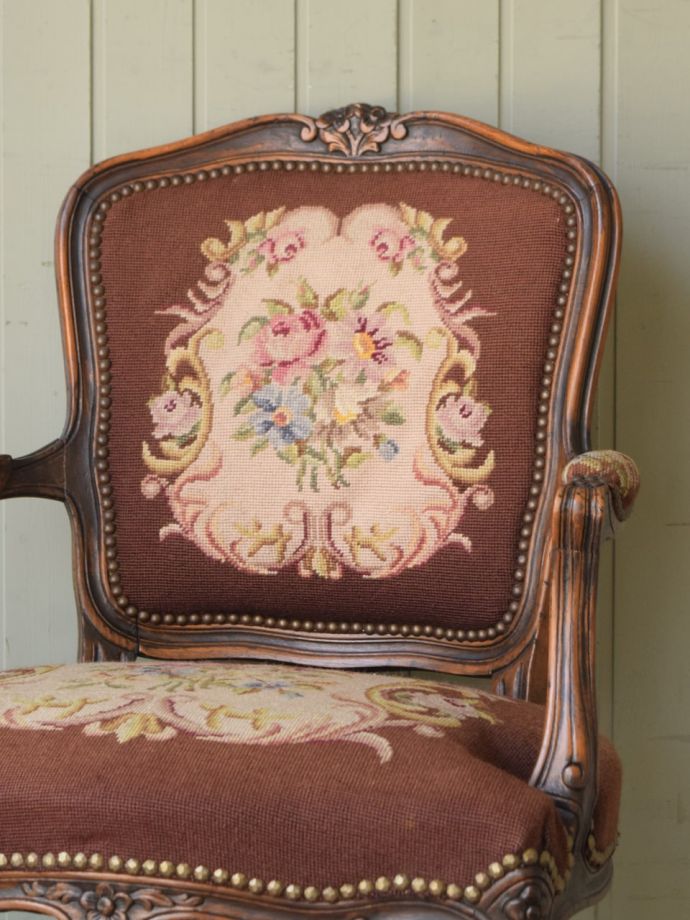 フランスの椅子らしい優雅な装飾