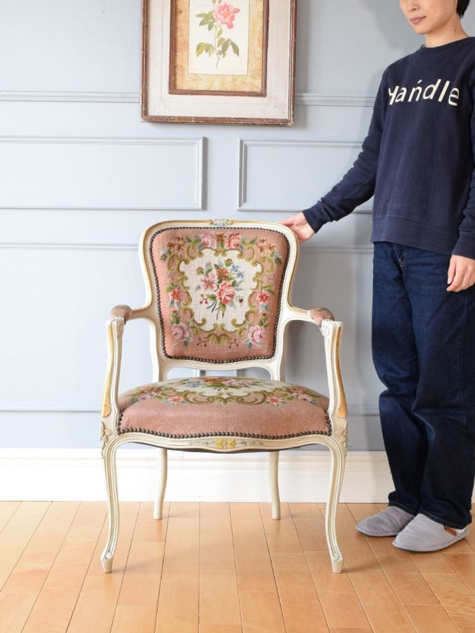 お花のブーケの刺繍が美しいアンティーク椅子、エレガントなプチポワン 