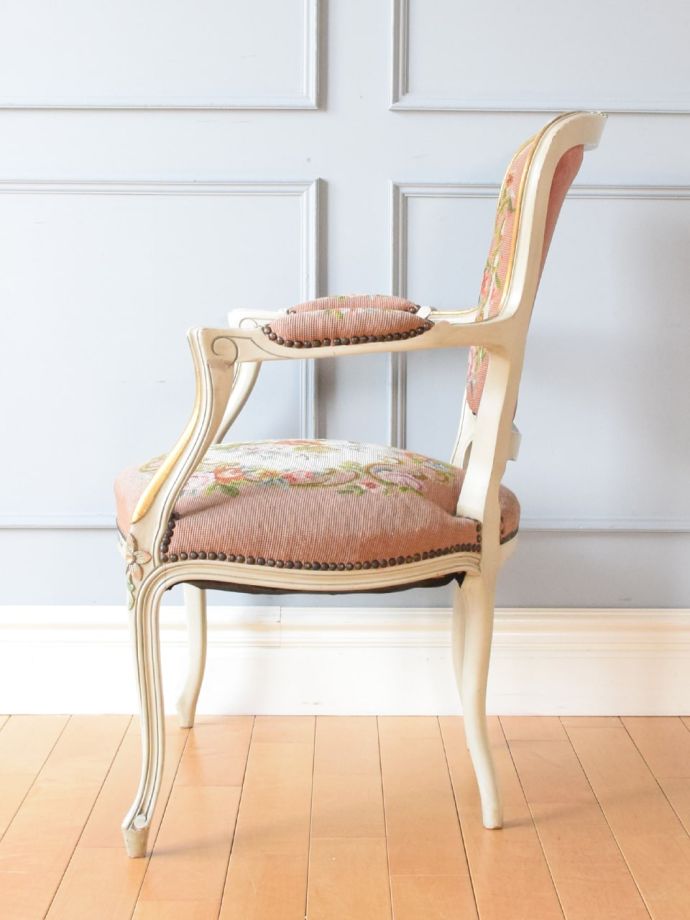 お花のブーケの刺繍が美しいアンティーク椅子、エレガントなプチポワン 