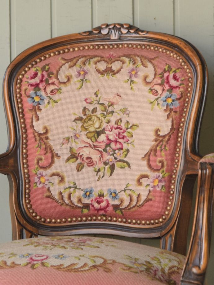 フランス生まれのアンティーク椅子、お花の刺繍が可愛いプチポワンのアームチェア