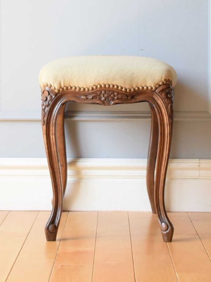フランスから届いた美しいアンティークの椅子、プチポワンのアンティークスツール
