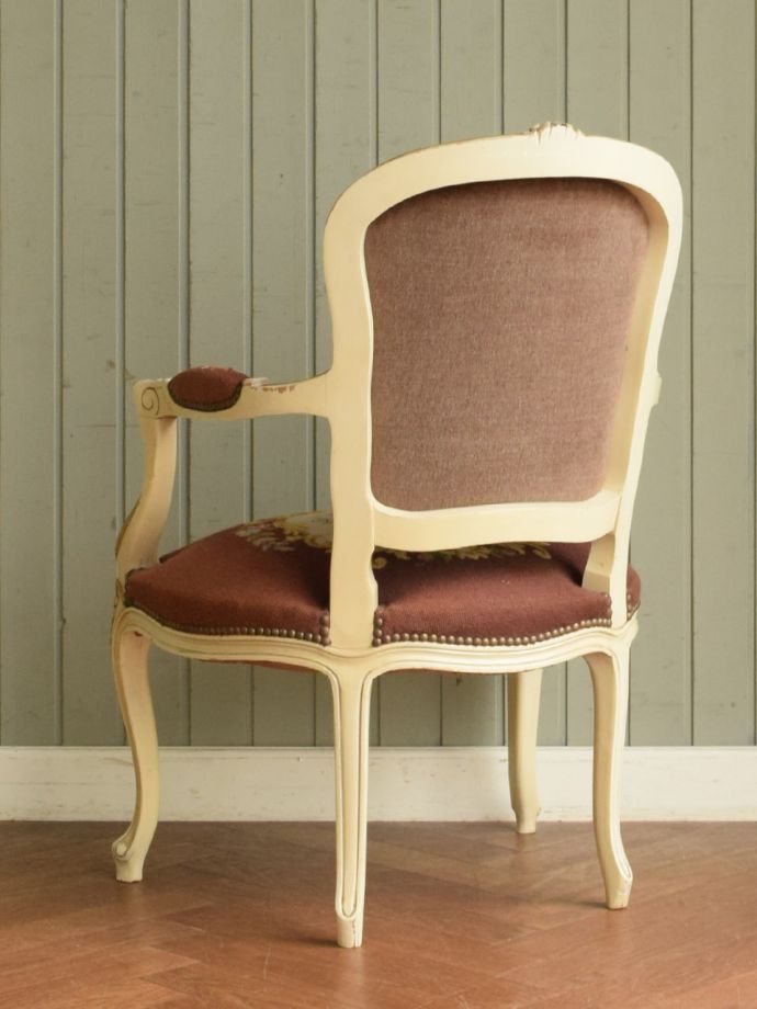 フランスのアンティークの椅子、プチポワンの刺繍が美しいアームチェア 