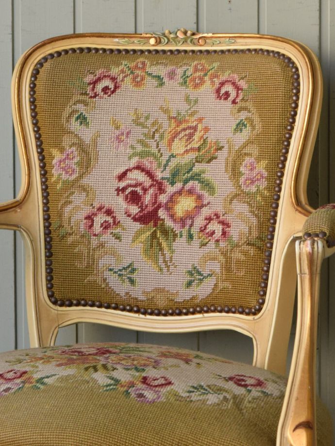 フランス生まれの美しいアンティーク椅子、サロンセットになる