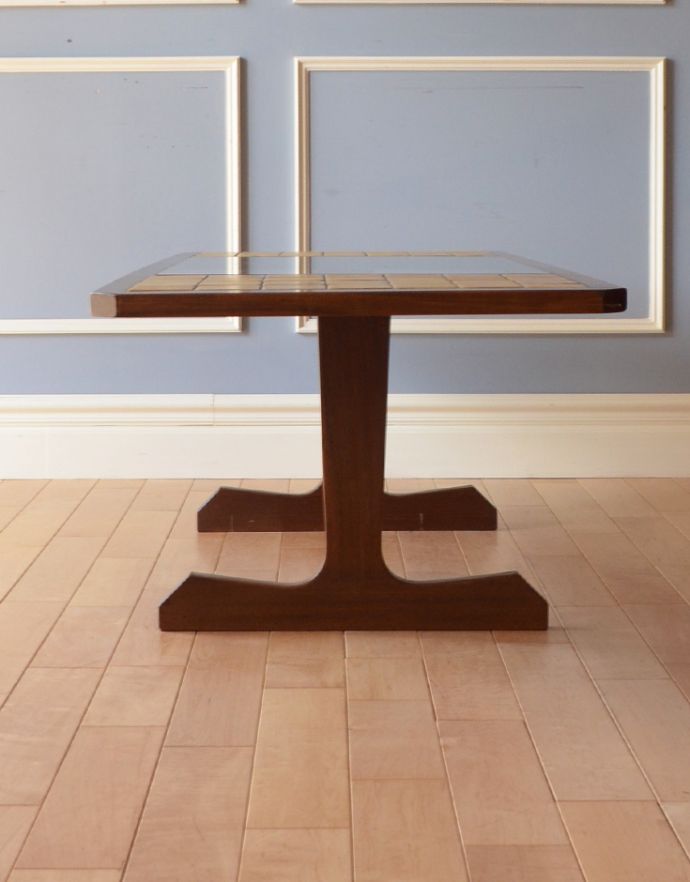 ロイドテーブル　アンティーク家具　1960年代のアンティーク コーヒーテーブル。専門の職人によってお直ししていますが、アンティークは新品ではありません。(k-770-f-1)
