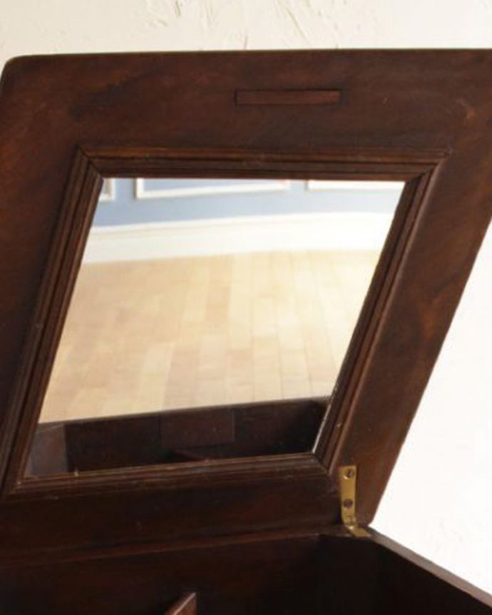 ソーイングボックス　アンティーク家具　フランスからやってきた小鳥が描かれたアンティークのソーイングボックス。キラッと輝くアンティークのミラーアンティークの鏡はとても分厚いのでカッティングがキレイな所も自慢です。(j-974-f-2)