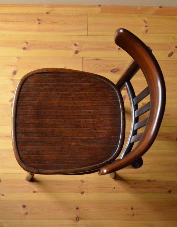板座面　アンティーク チェア　ヨーロッパのカフェで使っていたアンティークチェア、英国のベントウッドチェア。座面にはさりげなく美しい模様が描かれています。(k-1003-c)
