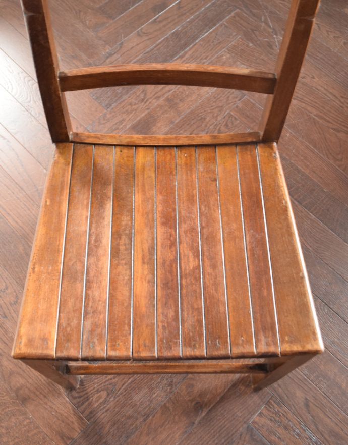 板座面　アンティーク チェア　ナチュラルな座面のライン、木製のアンティークスクールチェア。縦のラインが、温かさを感じさせてくれます。(k-1004-c)