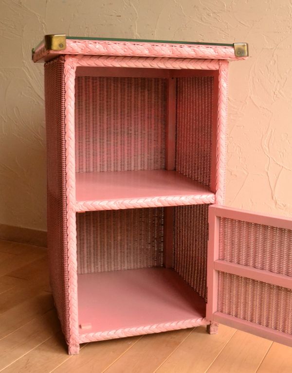 アンティーク家具　ロイドルームのアンティーク家具、ピンク色のベッドサイドキャビネット。中もとってもキレイなので、実用的になんでも入れて頂けます。(k-1004-f)