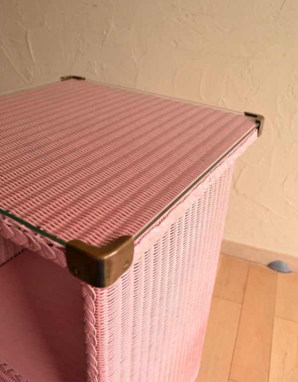 アンティーク家具　ロイドルームのアンティーク家具、ピンク色のベッドサイドキャビネット。天板のガラス板は、しっかりと金具で固定されているので、安定感があります。(k-1004-f)