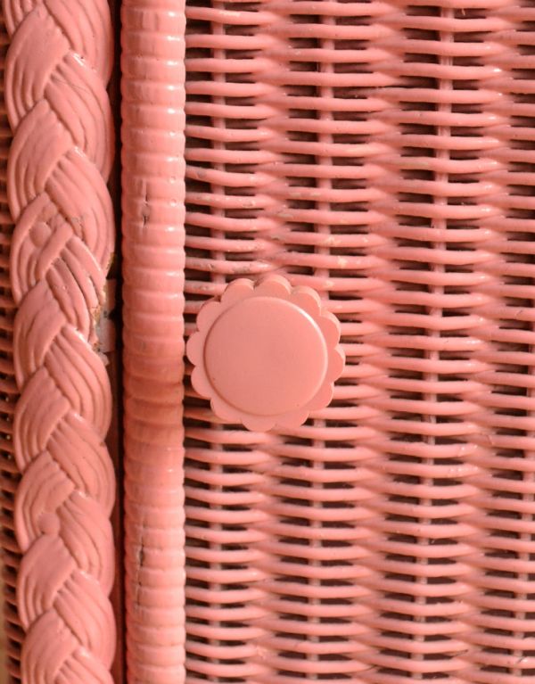 アンティーク家具　ロイドルームのアンティーク家具、ピンク色のベッドサイドキャビネット。扉には、真ん丸で可愛い取っ手がついています。(k-1004-f)