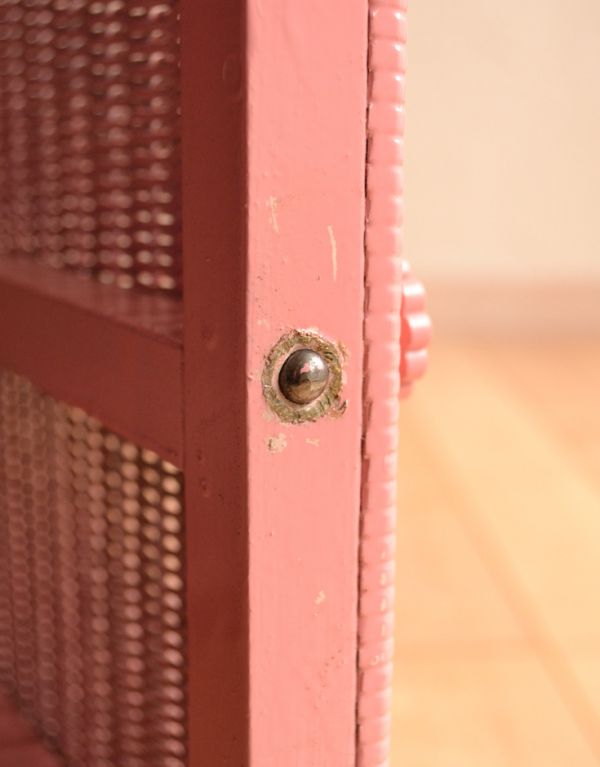 アンティーク家具　ロイドルームのアンティーク家具、ピンク色のベッドサイドキャビネット。扉にはマグネットが付いています。(k-1004-f)