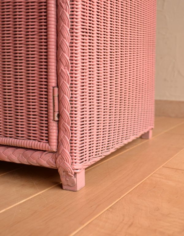アンティーク家具　ロイドルームのアンティーク家具、ピンク色のベッドサイドキャビネット。可愛らしい小さな脚がしっかりとキャビネットを支えてくれます。(k-1004-f)