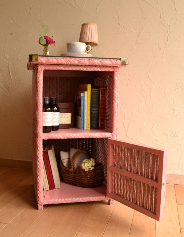 アンティーク家具　ロイドルームのアンティーク家具、ピンク色のベッドサイドキャビネット。オープン棚には、読みかけの本やティッシュボックスを。(k-1004-f)