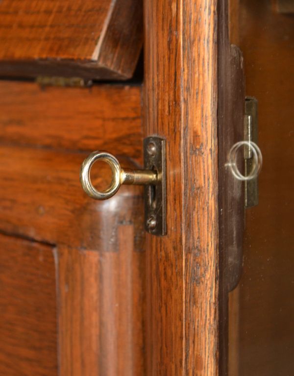 ビューロー　アンティーク家具　アンティークの収納家具、イギリスから来たサイドバイサイド。ガラス扉の取っ手は、鍵です。(k-1005-f)