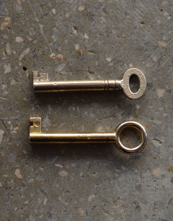 ビューロー　アンティーク家具　アンティークの収納家具、イギリスから来たサイドバイサイド。鍵は２本ついています。(k-1005-f)