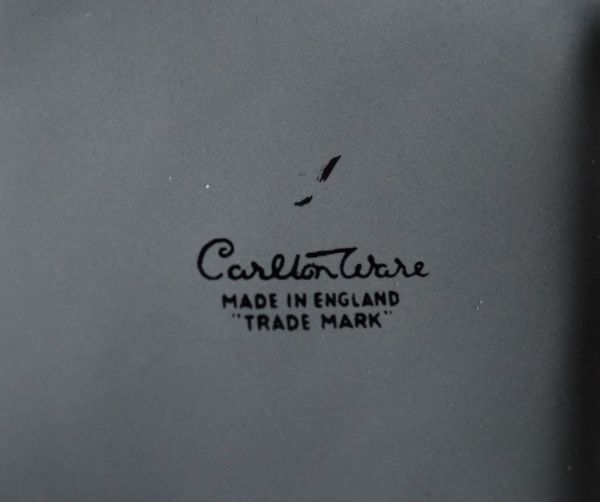 アンティーク 陶磁器の雑貨　アンティーク雑貨　1990年代イギリスの(Carlton ware)カールトンウェア社のティーポット。バックスタンプ入りです。(k-1006-z)