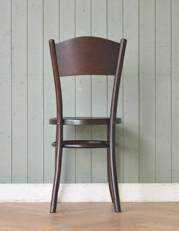 ベントウッドチェア　アンティーク チェア　英国のアンティークの椅子、美しい彫のベントウッドチェア 。スッキリとキレイな後ろ姿です。(k-1008-c)