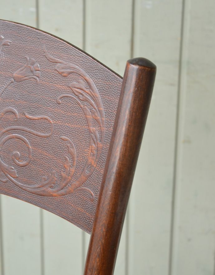 ベントウッドチェア　アンティーク チェア　英国のアンティークの椅子、美しい彫のベントウッドチェア 。背もたれのしなやかな曲線はとっても綺麗。(k-1008-c)