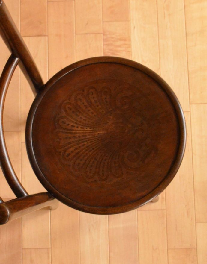 板座面　アンティーク チェア　イギリスから届いたアンティーク椅子、木製のベントウッドチェア。丸い座面には美しい模様が描かれています。(k-1011-c)