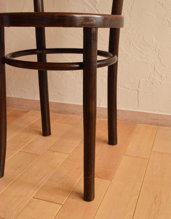 板座面　アンティーク チェア　イギリスから届いたアンティーク椅子、木製のベントウッドチェア。脚先が緩くカーブしています。(k-1011-c)