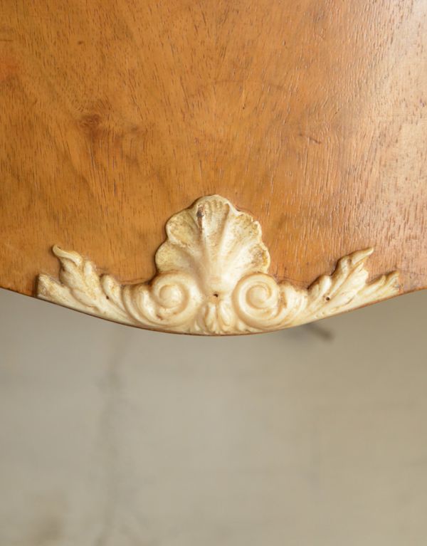 サイドバイサイド　アンティーク家具　美しいアンティークの英国家具、三面鏡のドレッシングテーブル。上品な飾りが付いています。(k-1012-f)
