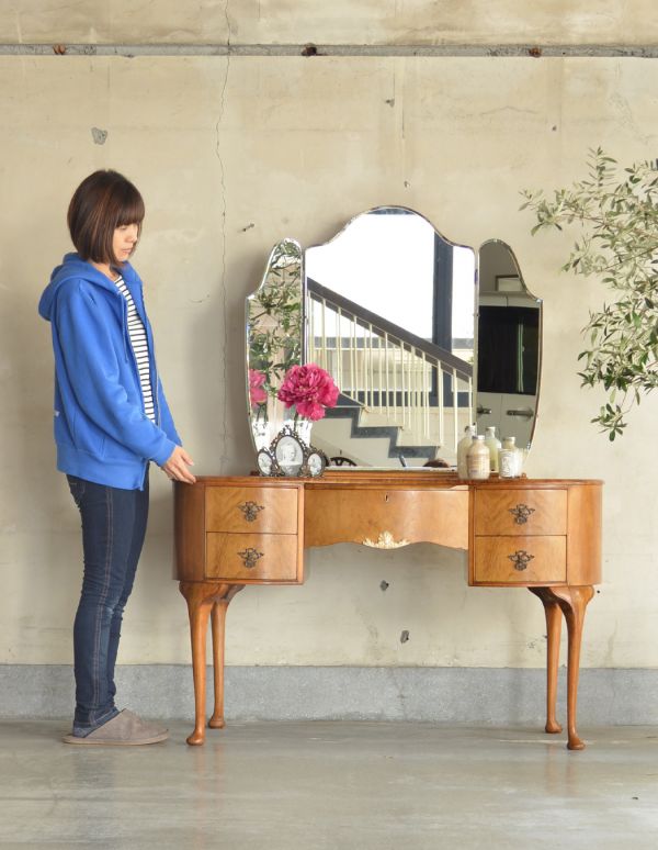 サイドバイサイド　アンティーク家具　美しいアンティークの英国家具、三面鏡のドレッシングテーブル。お部屋にパッと覗ける鏡があると便利です。(k-1012-f)