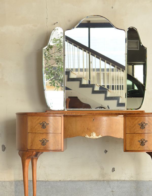 サイドバイサイド　アンティーク家具　美しいアンティークの英国家具、三面鏡のドレッシングテーブル。大きな引き出しがあるので、しっかり収納！日用品をしまっても、外見が素敵なので絵になるから嬉しい。(k-1012-f)
