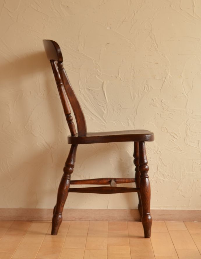 板座面　アンティーク チェア　イギリスのアンティークの椅子、お洒落な背もたれのキッチンチェア。横から見た感じ。(k-1014-c)