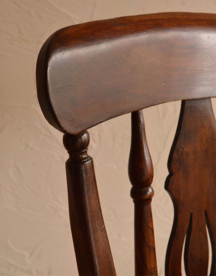 板座面　アンティーク チェア　イギリスのアンティークの椅子、お洒落な背もたれのキッチンチェア。キズや汚れ、木目や色は1脚1脚微妙に違いますが、どれもキレイに仕上げています。(k-1014-c)