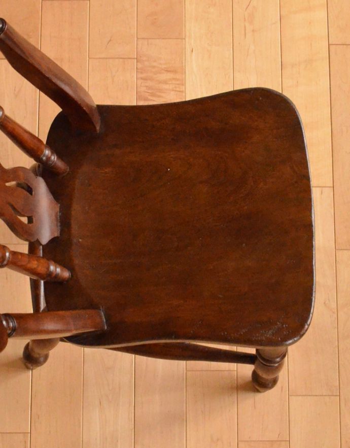 板座面　アンティーク チェア　イギリスのアンティークの椅子、お洒落な背もたれのキッチンチェア。角が丸く作られているので、小さいお子様がいるご家庭でも安心です。(k-1014-c)