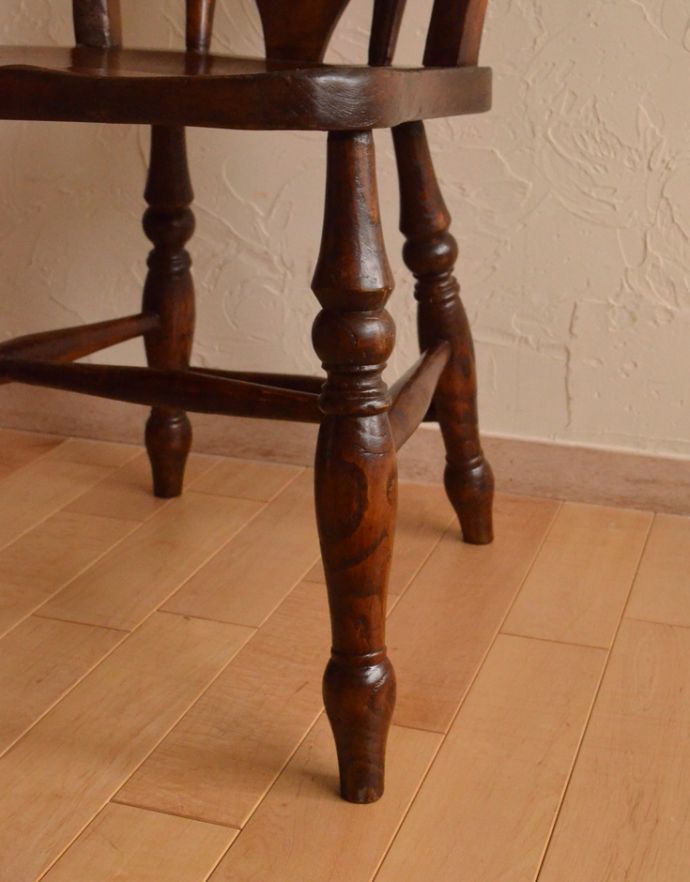 板座面　アンティーク チェア　イギリスのアンティークの椅子、お洒落な背もたれのキッチンチェア。しっかりと組まれた脚。(k-1014-c)