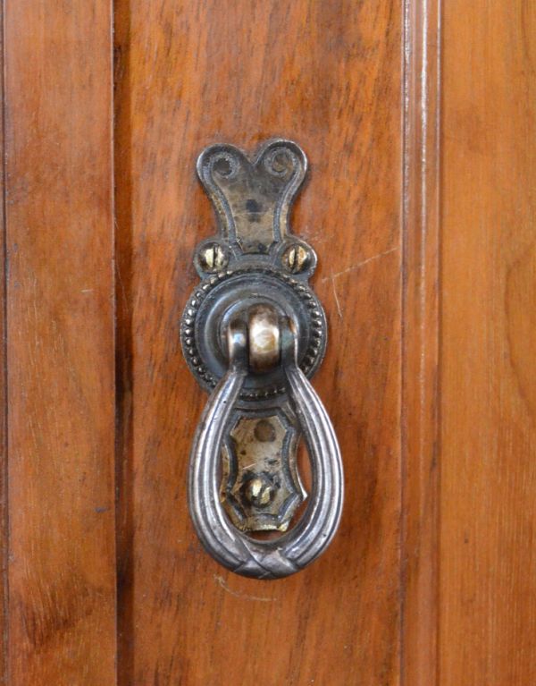 サイドボード　アンティーク家具　ウォルナット材のアンティーク英国家具、コーナーウォッシュスタンド。扉のの取っ手はアンティークらしい凝ったリング型です！扉には美しい象嵌があります。(k-1014-f)