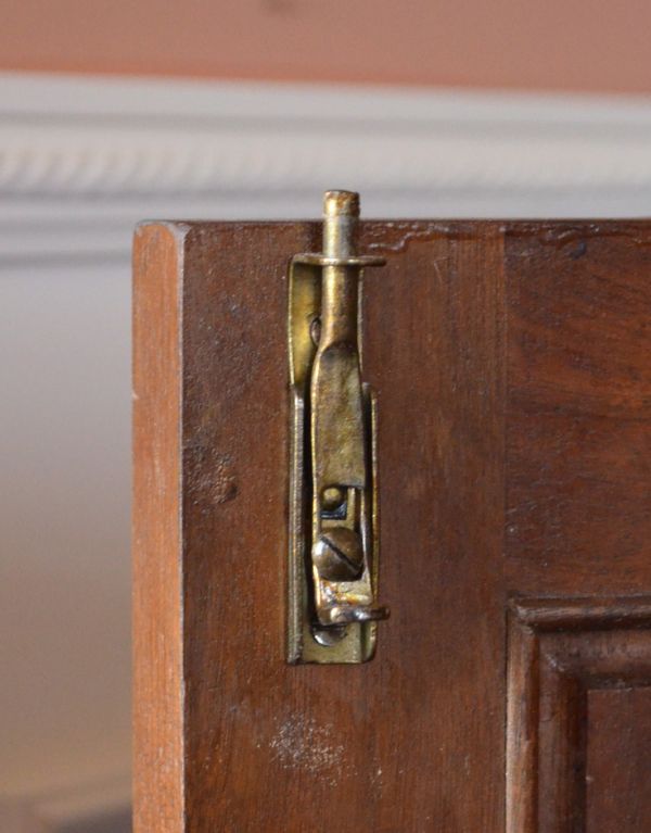 サイドボード　アンティーク家具　ウォルナット材のアンティーク英国家具、コーナーウォッシュスタンド。扉には、ドアストッパーが付いています。(k-1014-f)