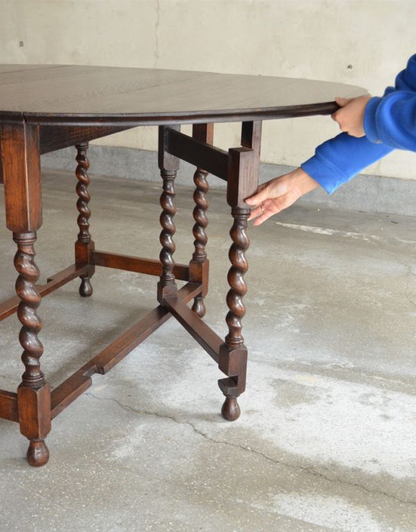アンティークのテーブル　アンティーク家具　美しいアンティーク家具、ゲートレッグテーブル（伸張式テーブル）。脚を引き出すだけであっという間ゲートのような形をした脚のテーブル。(k-1018-f)