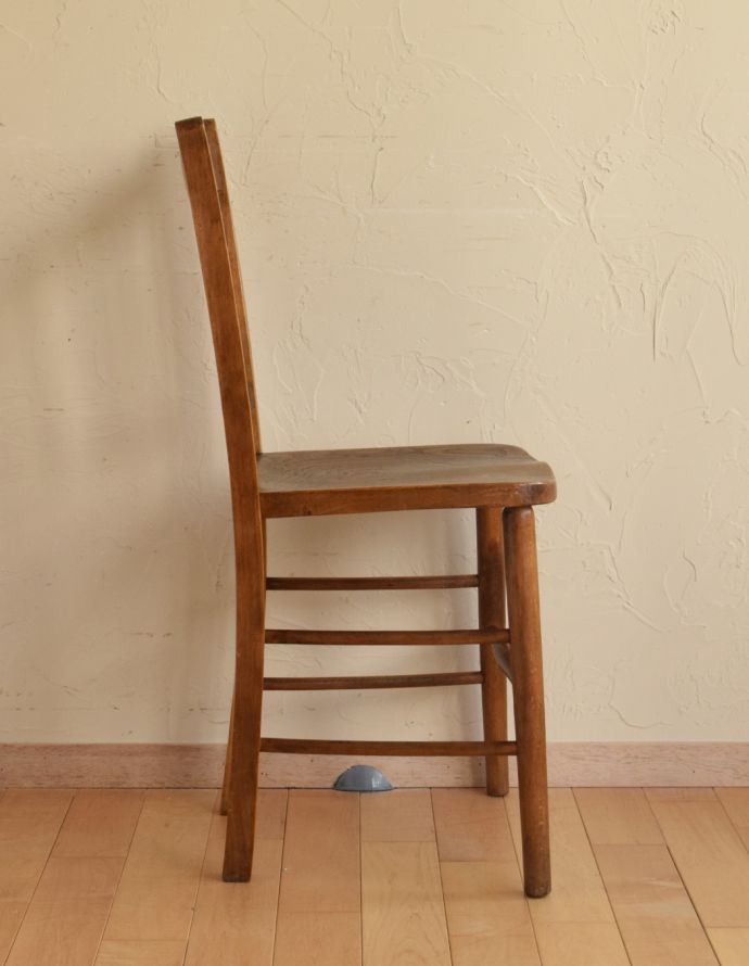 板座面　アンティーク チェア　木製の可愛いスクールチェア、アンティーク椅子。アンティークなので、年月を経て、味わい深い色になっています。(k-1023-c)