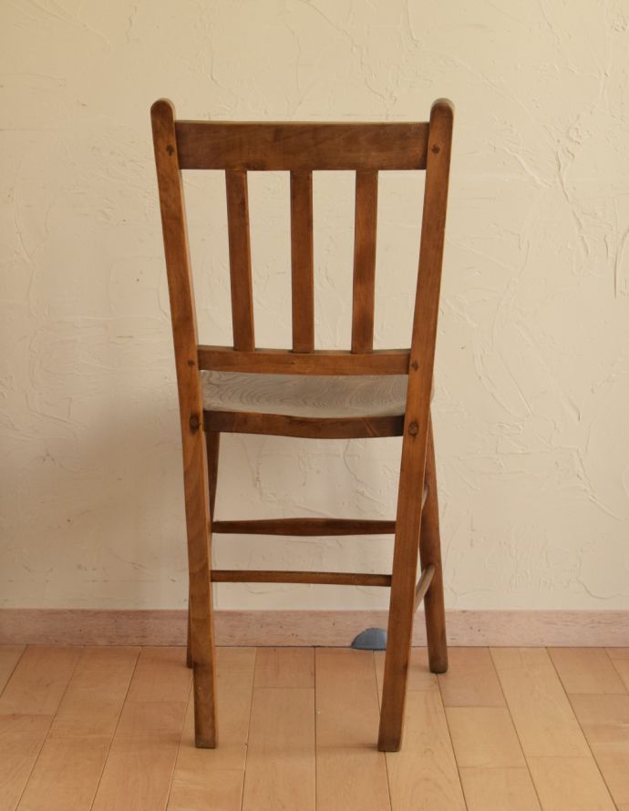板座面　アンティーク チェア　木製の可愛いスクールチェア、アンティーク椅子。どこから見ても絵になります。(k-1023-c)