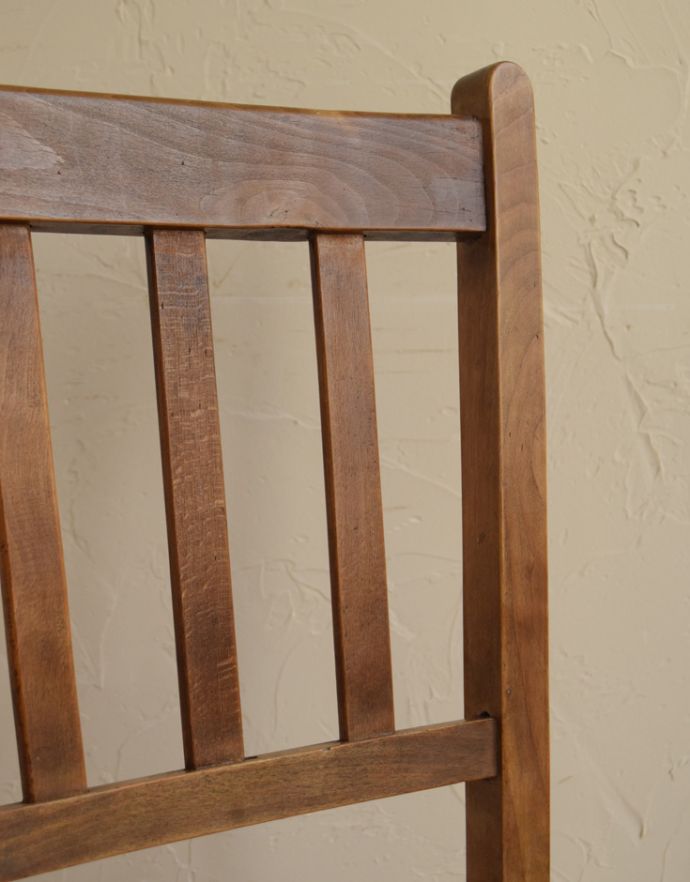 板座面　アンティーク チェア　木製の可愛いスクールチェア、アンティーク椅子。使い込まれた座面は味わいたっぷりです。(k-1023-c)