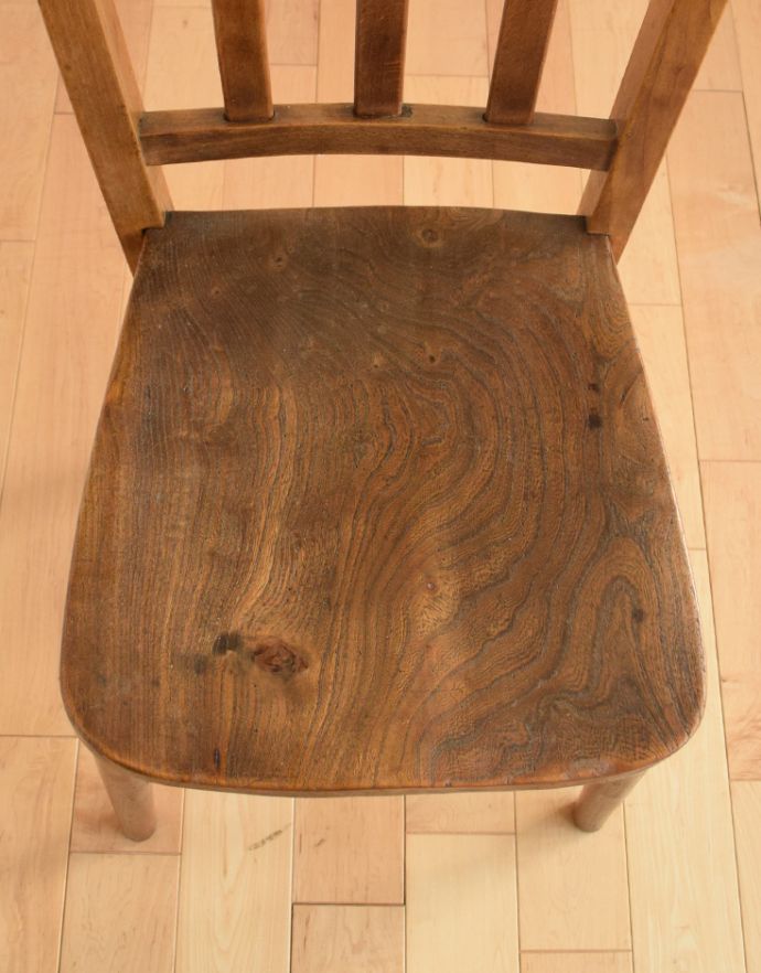 板座面　アンティーク チェア　木製の可愛いスクールチェア、アンティーク椅子。座面には、座ぐりと言って、長時間座ってお話を聞いてもラクなようにお尻の形に彫が入っています。(k-1023-c)