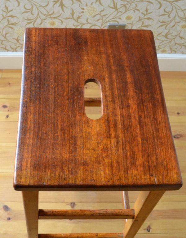 板座面　アンティーク チェア　イギリスから届いたアンティークチェア、持ち手付きの木製ハイスツール。キレイな座面です。(k-1031-c)