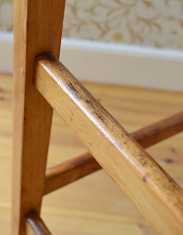 板座面　アンティーク チェア　イギリスから届いたアンティークチェア、持ち手付きの木製ハイスツール。キズや汚れ、木目や色は1脚1脚微妙に違いますが、どれもキレイに仕上げています。(k-1031-c)