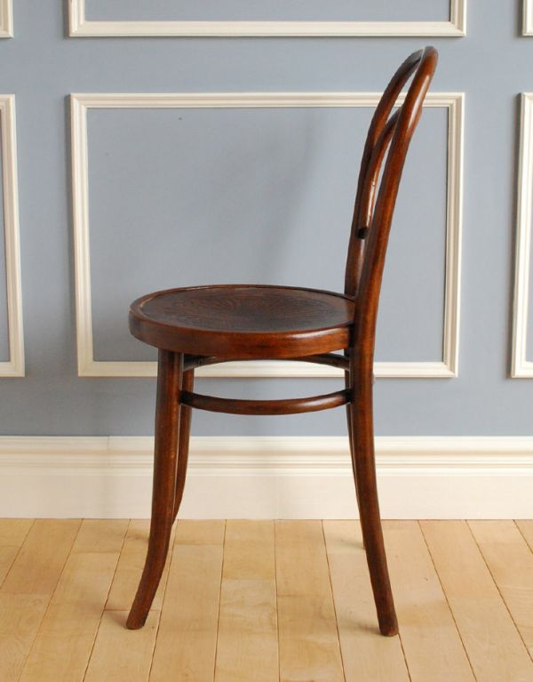 板座面　アンティーク チェア　イギリスから届いたアンティーク椅子、ベントウッドチェア（ブラウン）。木目や色は1脚1脚微妙に違いますが、どれもキレイに仕上げています。(k-1033-c)